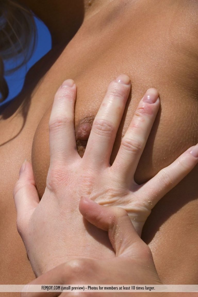 Blote Borsten En Helemaal Naakte Vrouwen Op Het Strand Seks Met