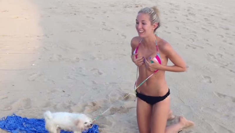 Vrouw Wil Relaxen Op Het Strand Hond Vindt Dat Ze Topless