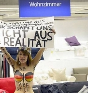 Vrouwen protesteren topless in Duitse IKEA