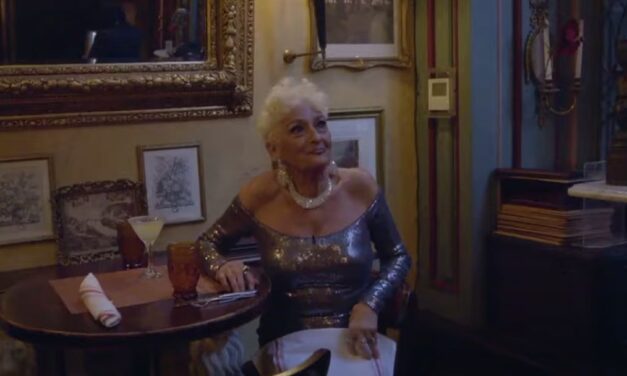 Bejaarde Cougar heeft er zin in, alleen seks met jonge mannen