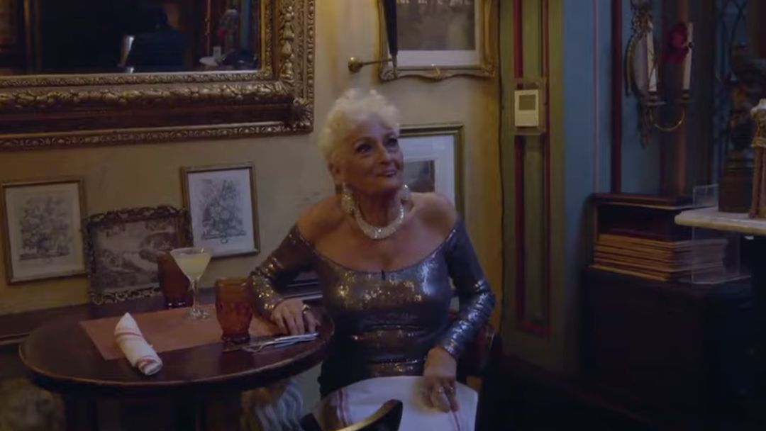 Bejaarde Cougar heeft er zin in, alleen seks met jonge mannen