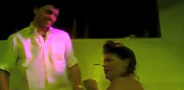 Nederlandse stripster met enorme borsten, orale seks op op het podium