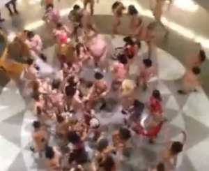 Naakte studentes aan het rennen