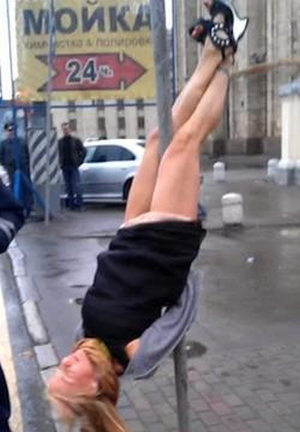 Dronken Russin doet aan verkeerspaaldansen