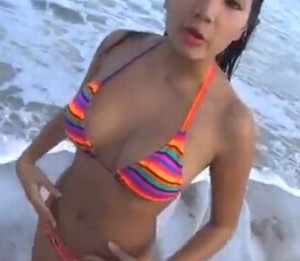 Model in bikini doet sexy op het strand, fail