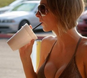 De vrouwen van Facebook en Twitter, lekkere kontjes en grote borsten