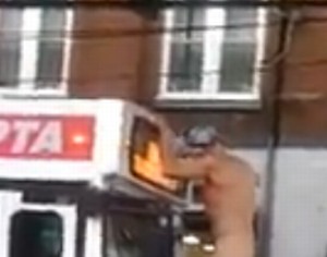 De naakte man en de bus