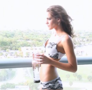 Een knappe vrouw en een fles Wodka