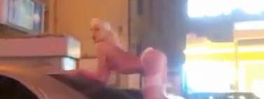 blonde-blote-vrouw-op-auto