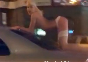 Blonde vrouwen en liggen op auto’s