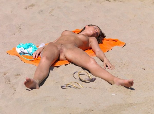 Topless Tieten op het Strand 20 topless-tieten-strand-19