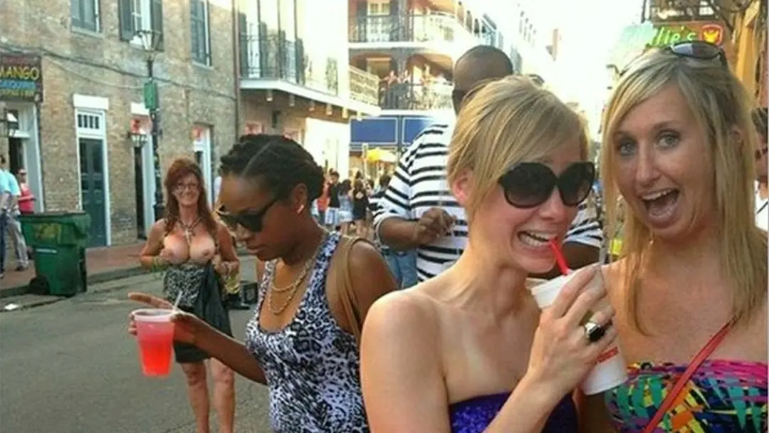 Zomaar blote borsten op de vakantiefoto’s