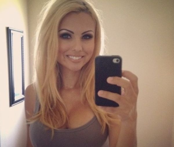 Miley Cyrus doet een upskirt, een Barbie met grote tieten en meer 7 sexy-social-media-spiegelfoto's-3