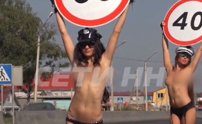 Sexy Russische babes in lingerie waarschuwen voor te snel rijden