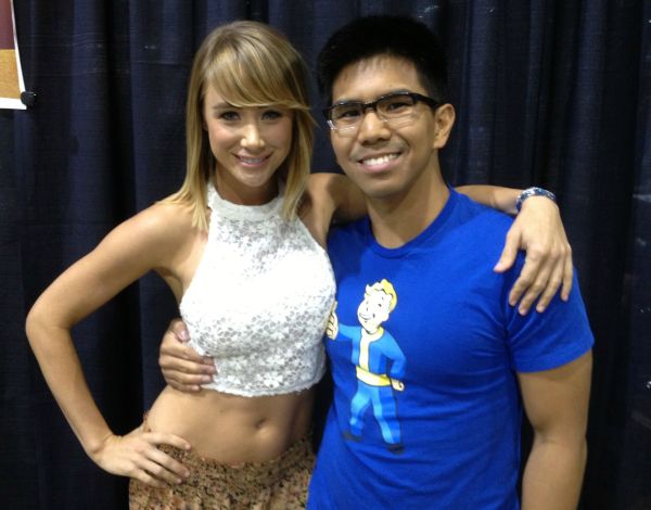 T-shirt doet Photobomb met borsten