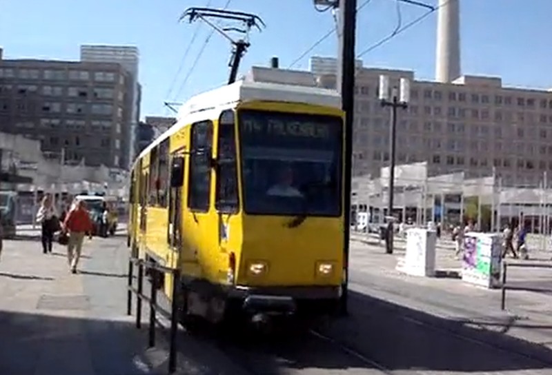 Advertenties bordeel van Berlijnse bussen en trams gehaald