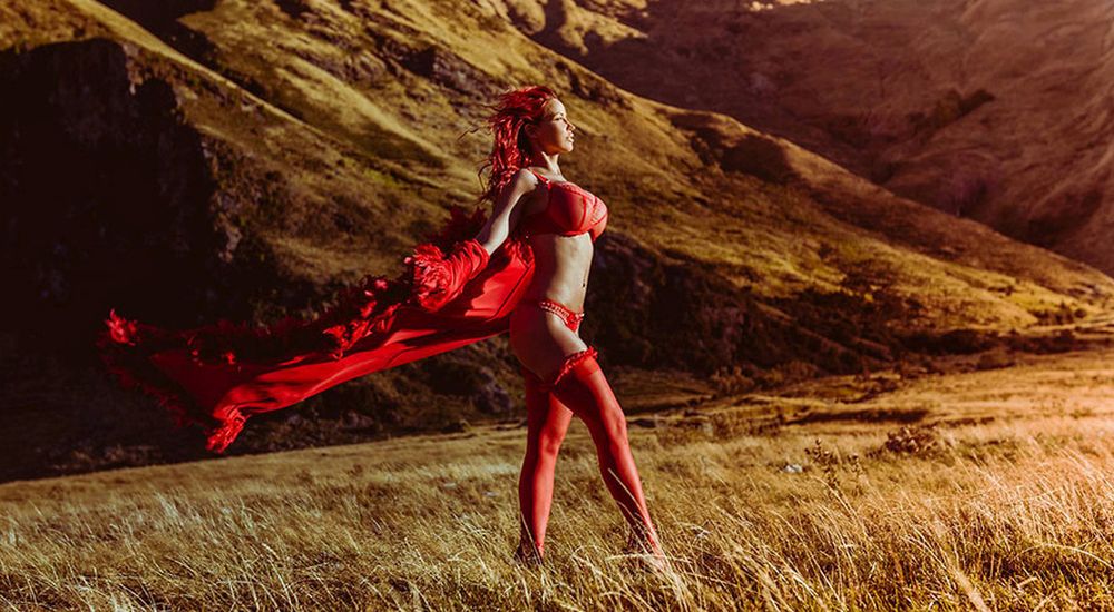 Bianca Beauchamp, mooi in rode lingerie