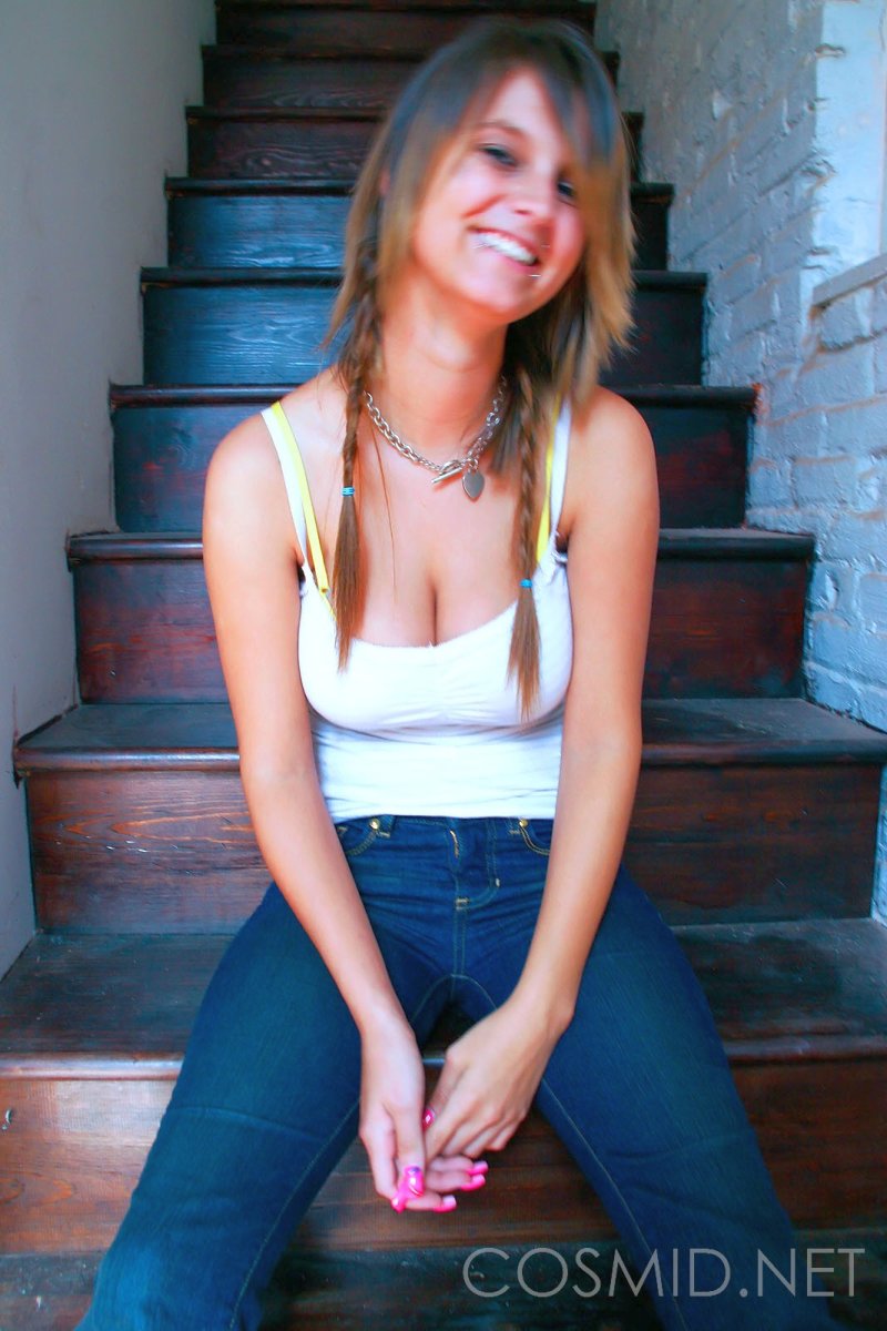 Britt-bloot-in-de-gang-04