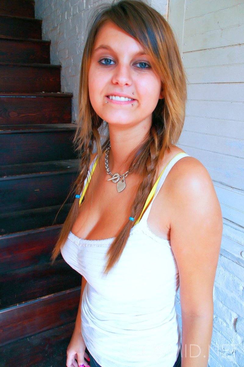 Britt-bloot-in-de-gang-05