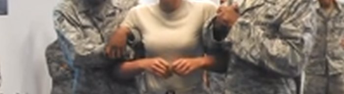 Soldate laat zich taseren, ballen medesoldaat moeten het ontgelden