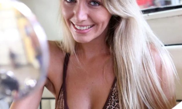 Hayley-Marie, schoonheid naakt in de garage