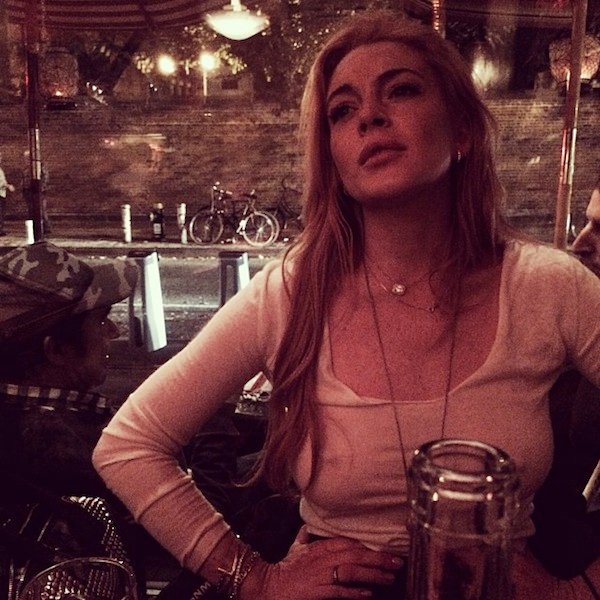 lindsay-lohan-zonder-bh-instagram