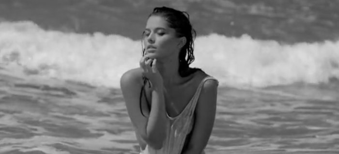 Michaela Karakova, sexy op een Grieks strand
