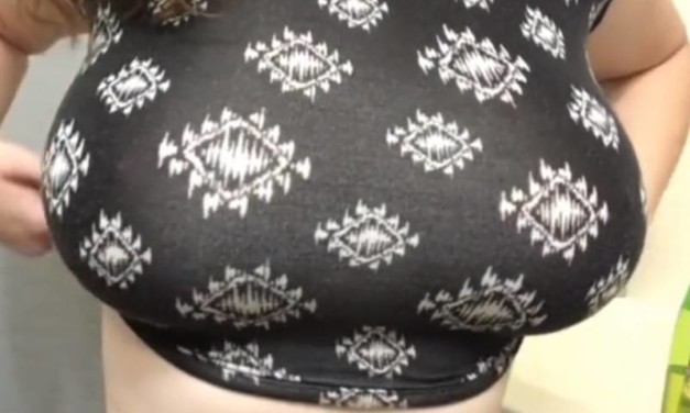 Springen en grote tieten, in slow motion