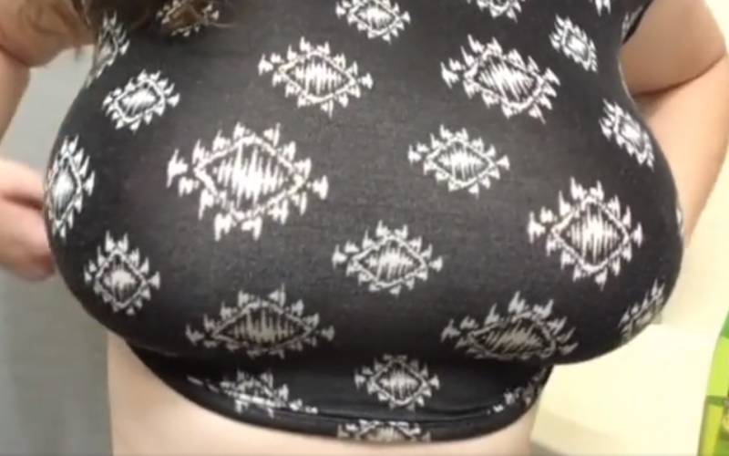 Springen en grote tieten, in slow motion