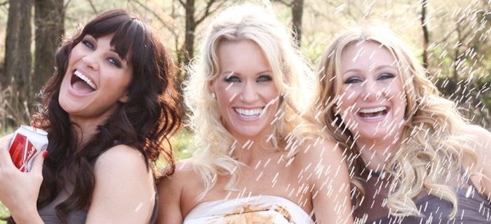 Slopen die bruidsjurk, "trash the dress", met drie hele knappe vrouwen 1 trash-the-dress-sexy
