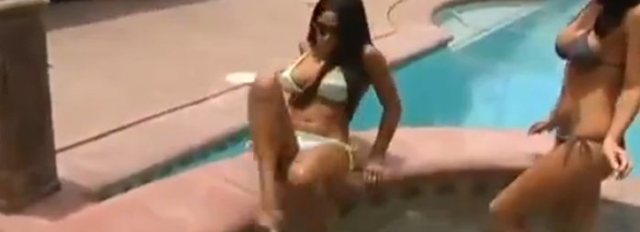 Bikini babe valt op haar billen