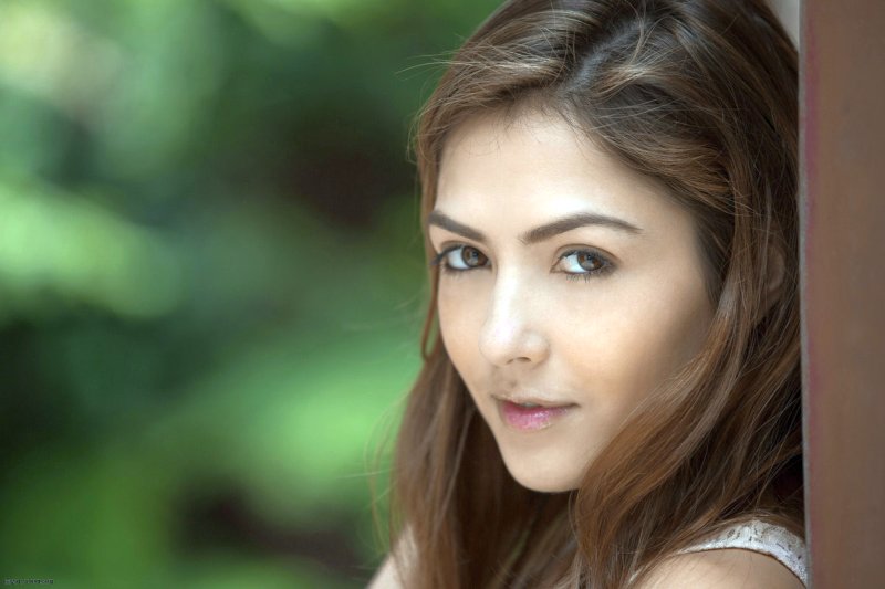 cassie-naakt-tussen-de-bladeren--02