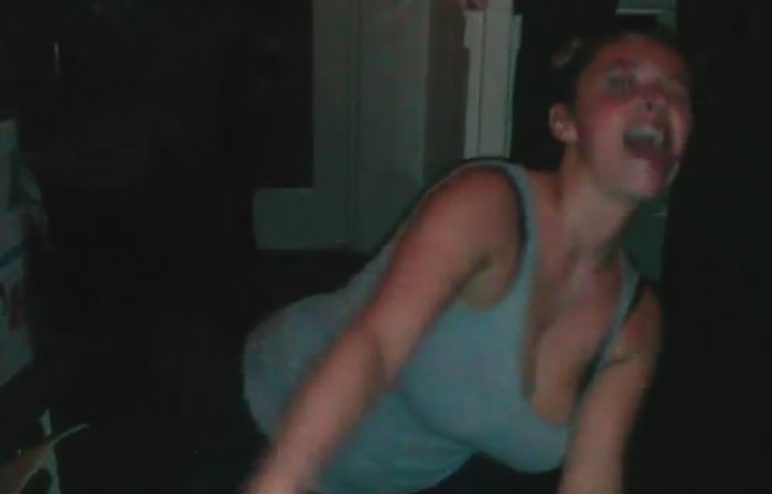 dronken-zimra-geurts-aan-het-twerken