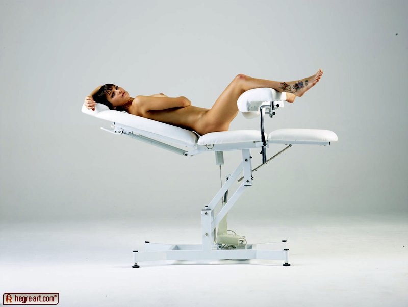 flora-studente-medicijne-naakt-03