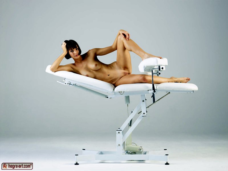 flora-studente-medicijne-naakt-04