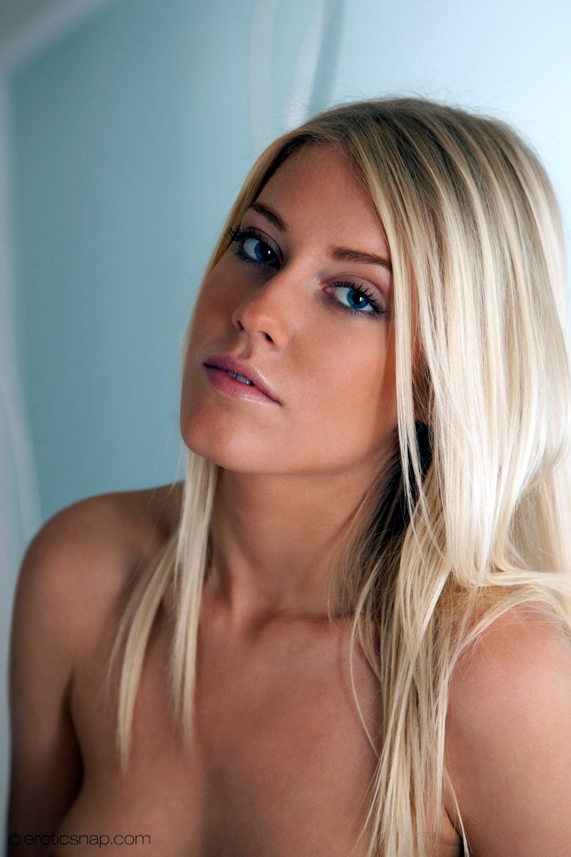 klara-blondje-naakt-in-bad02