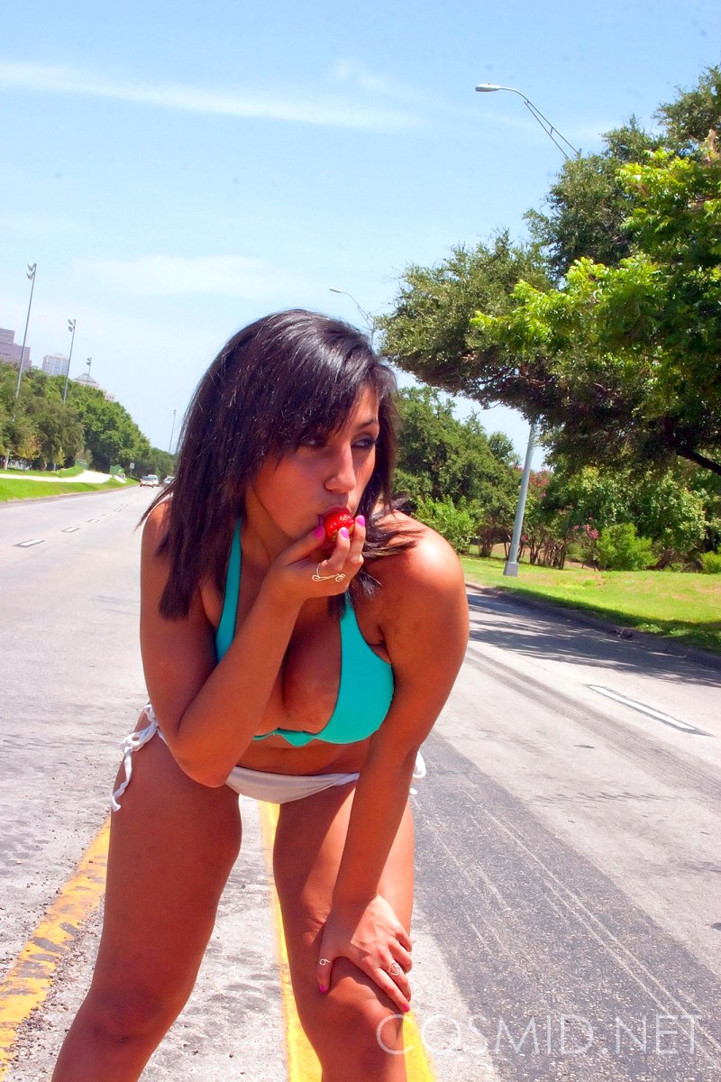 Shami Halil in bikini, midden op een drukke weg 12 shami-halil-bikini-verkeersopstopping-11