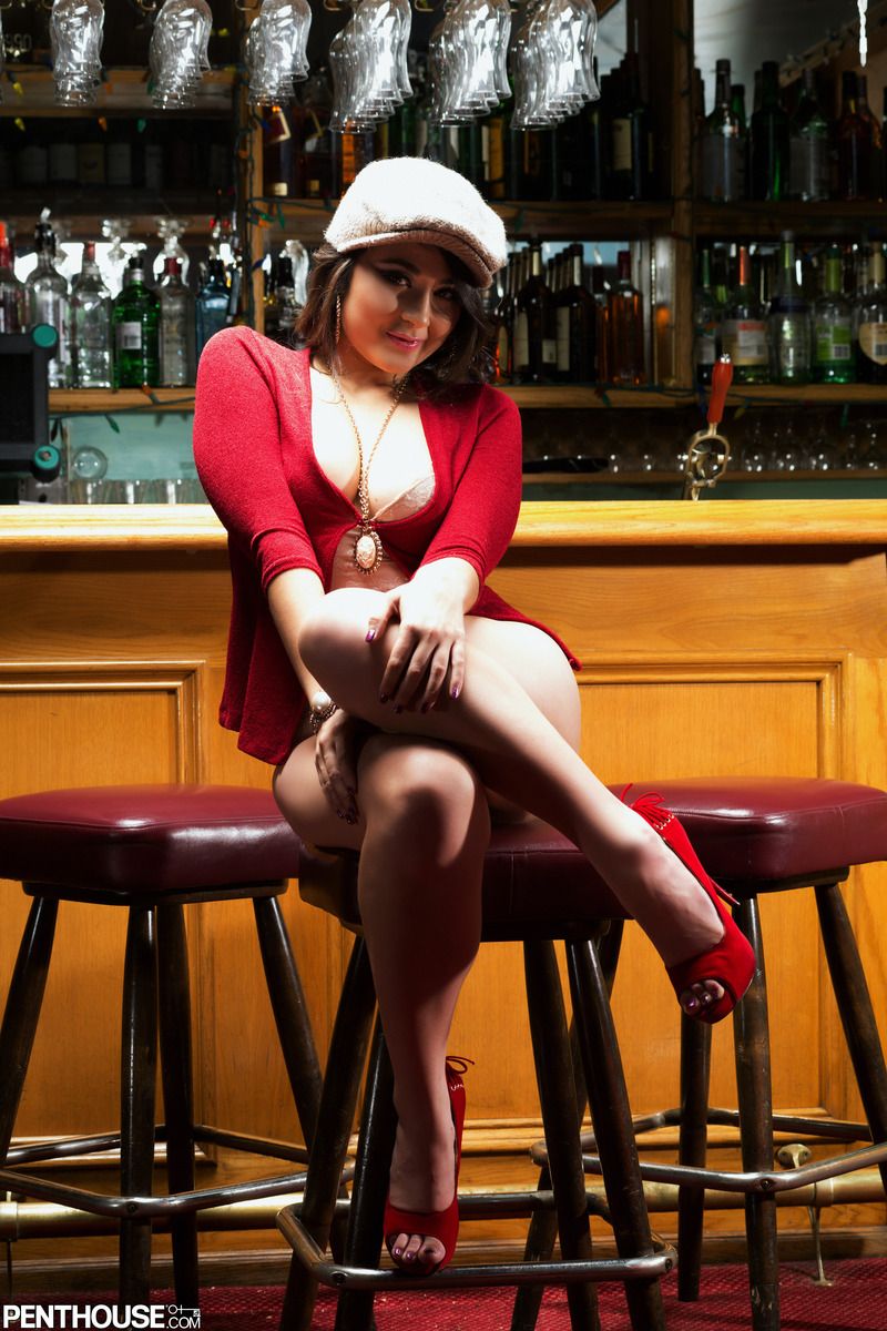 Sophia-Jade-hipster-naakt-in-de-kroeg-01