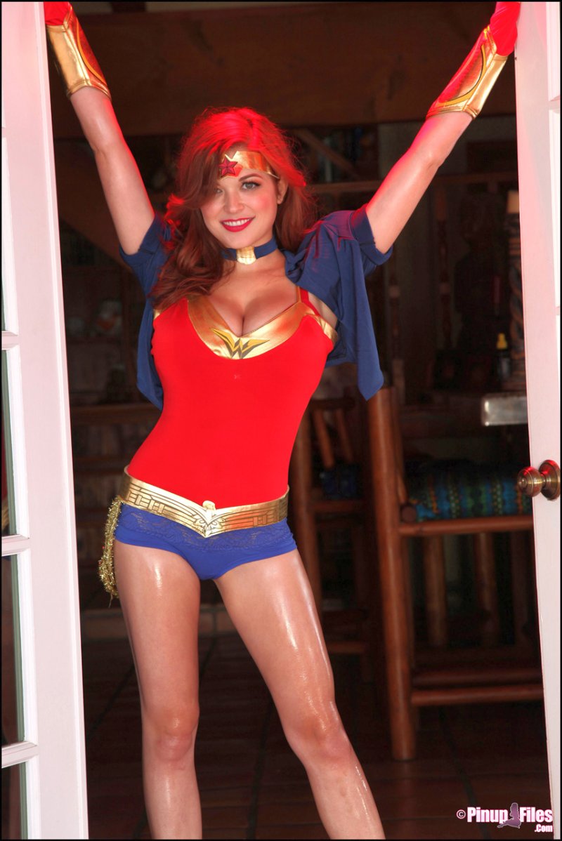 Tessa-Fowler-grote-tieten-wonder-woman-01