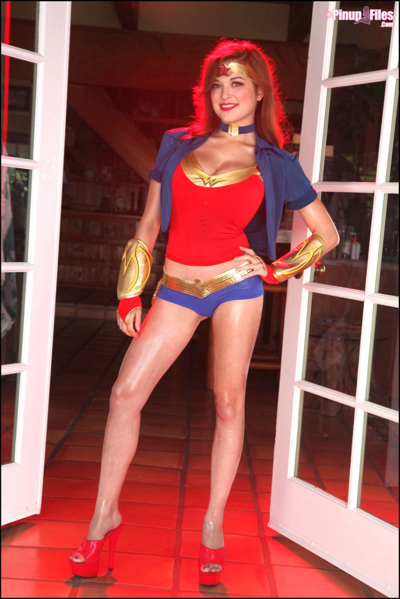 Tessa-Fowler-grote-tieten-wonder-woman-04