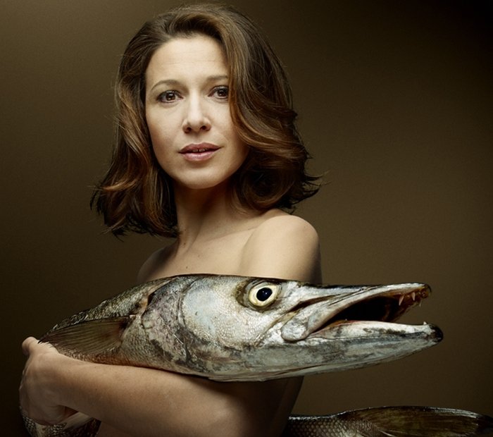 franse-sterren-mannen-en-vrouwen-naakt-poseren-met-vissen