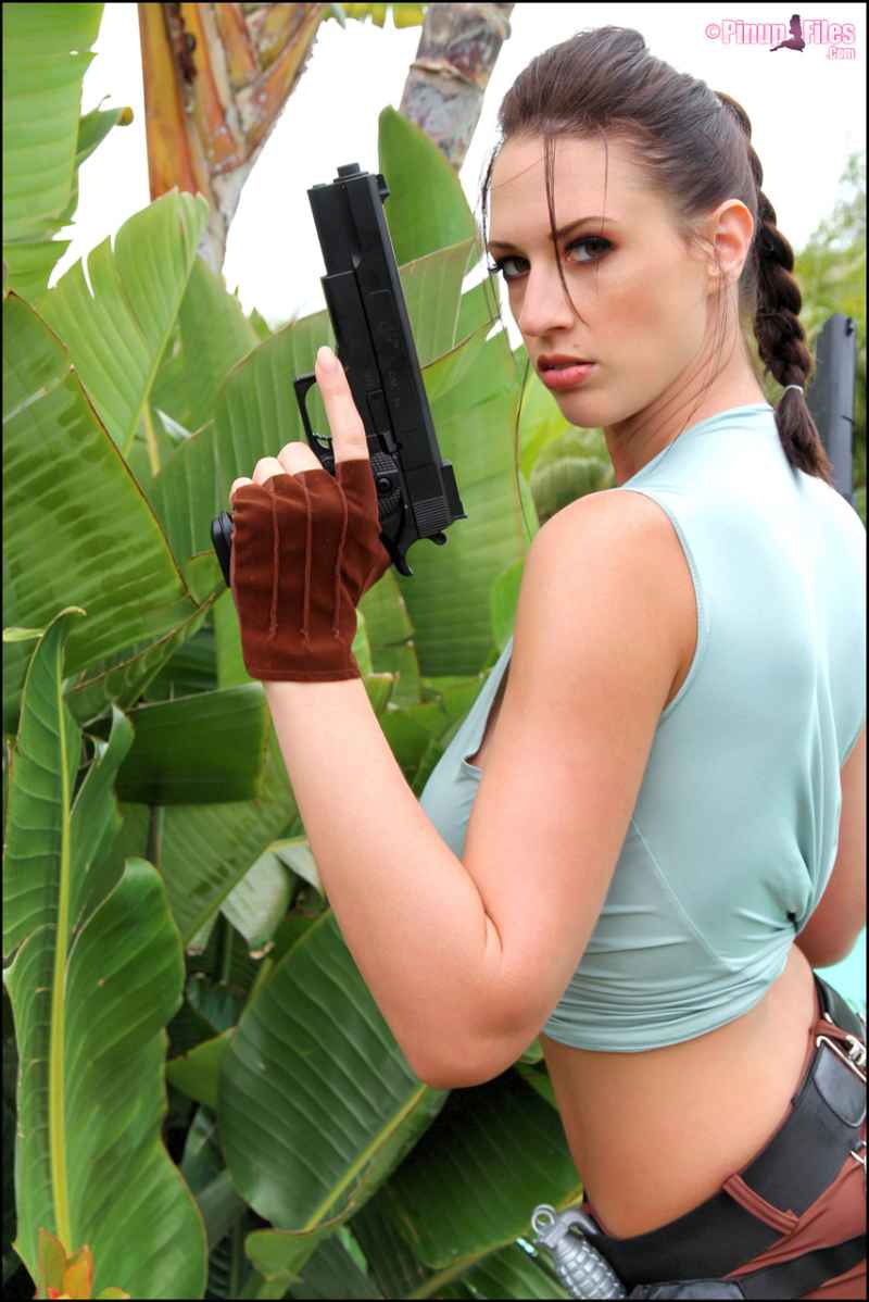Een Lara Croft met heel grote borsten, topless en al 6 lana-kendrick-grote-borsten-topless-014