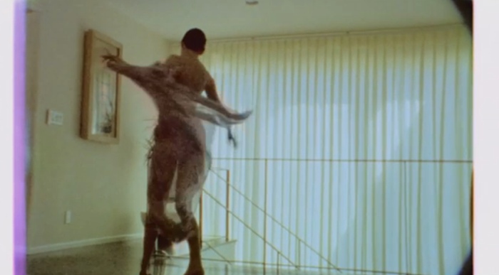 Rosie McGowan naakt aan het dansen