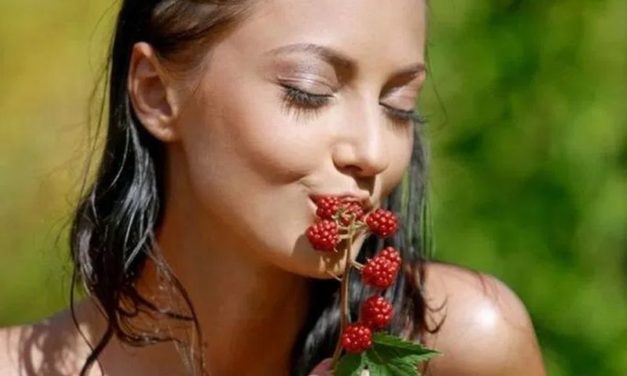 Anna, lekkere brunette, naakt op een luchtbed in de tuin