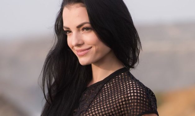 Er ligt een naakte vrouw op de weg