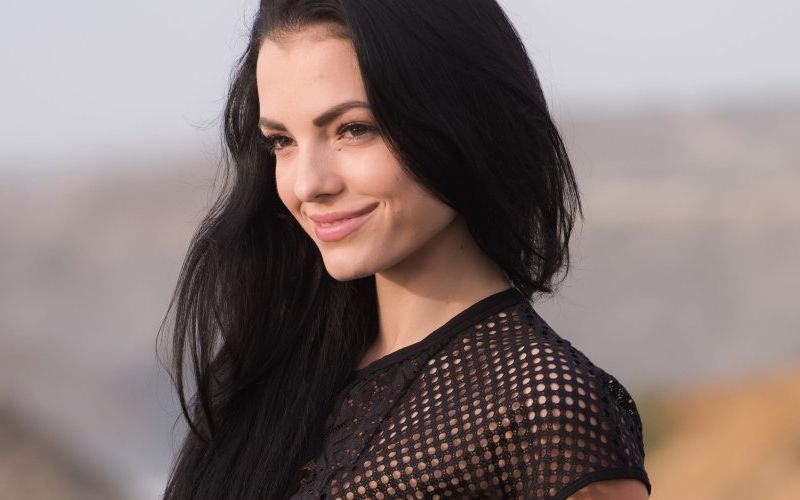 Er ligt een naakte vrouw op de weg