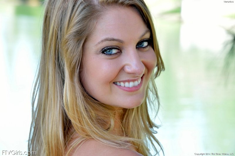 Veronica-naakt-onder-zomerjurkje-003