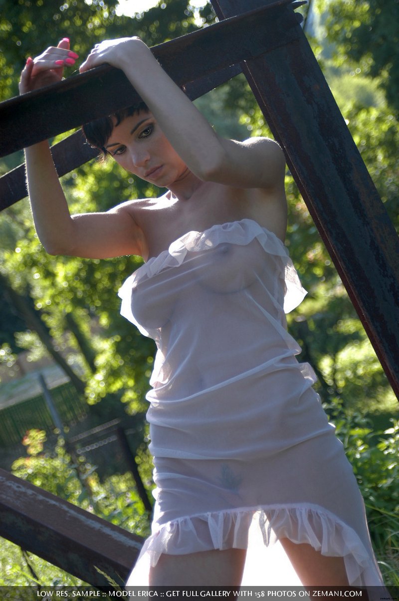 erica-in-haar-blootje-buiten-001
