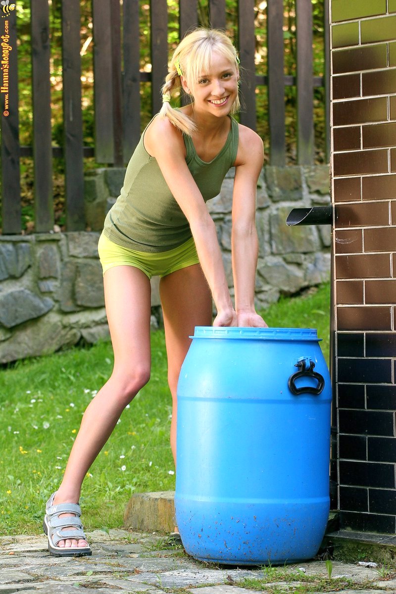 hannah-heeft-het-heet-afkoelen-met-water-02