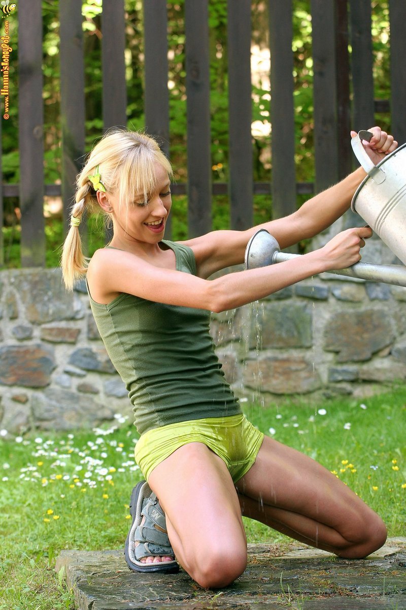 hannah-heeft-het-heet-afkoelen-met-water-07